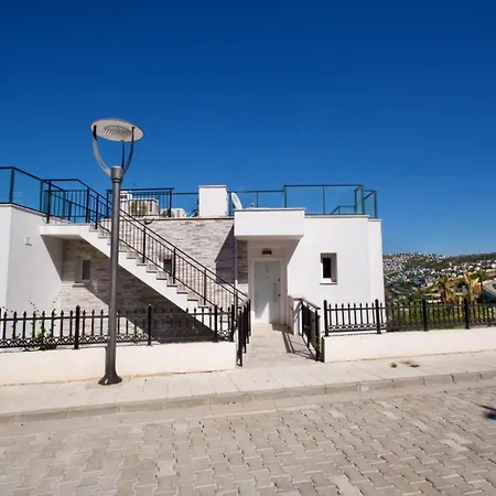Apartmán With The Pool And Sea View, As You Can Have A Pleasant Time On Your Balcony *