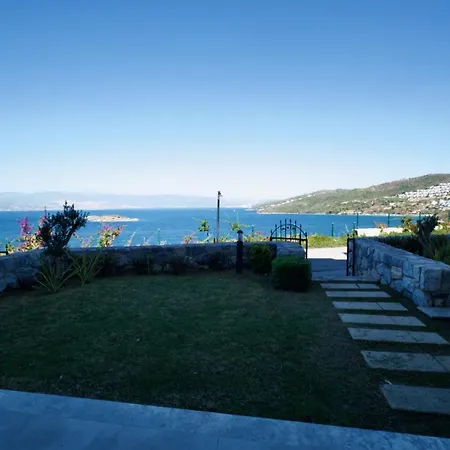 With The Pool And Sea View, As You Can Have A Pleasant Time On Your Balcony Apartmán *