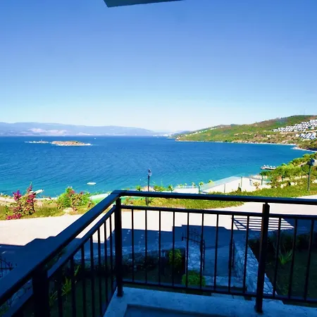 Apartmán With The Pool And Sea View, As You Can Have A Pleasant Time On Your Balcony Bogazici