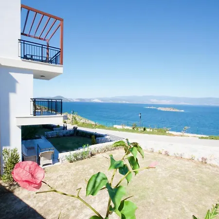 With The Pool And Sea View, As You Can Have A Pleasant Time On Your Balcony Apartmán